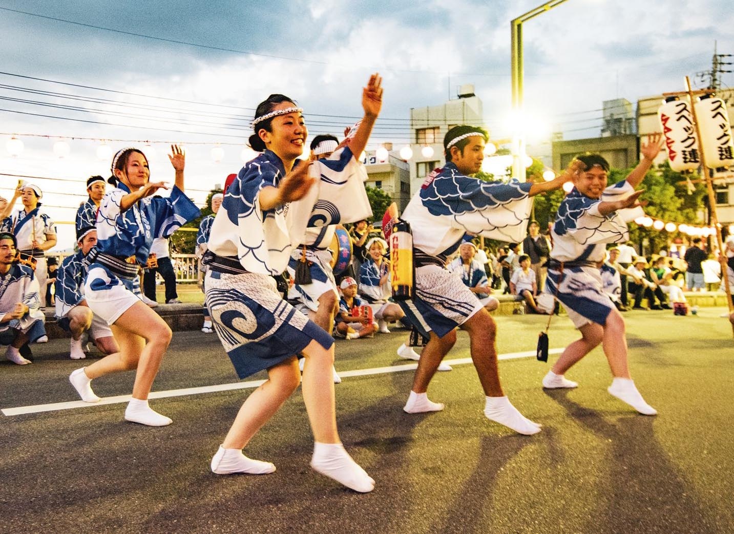 徳島・阿波踊りで踊るスペック連